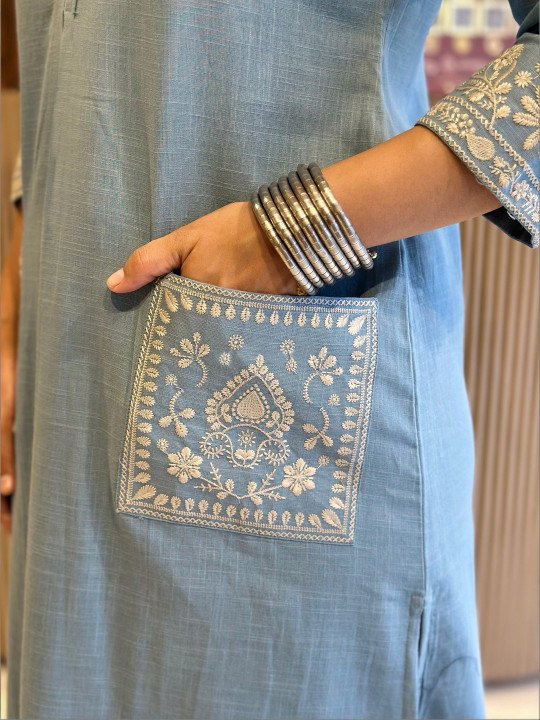 Women Ethnic Motifs Embroidered Regular Thread Work Kurta with Trousers 2