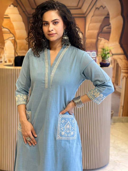 Women Ethnic Motifs Embroidered Regular Thread Work Kurta with Trousers 3